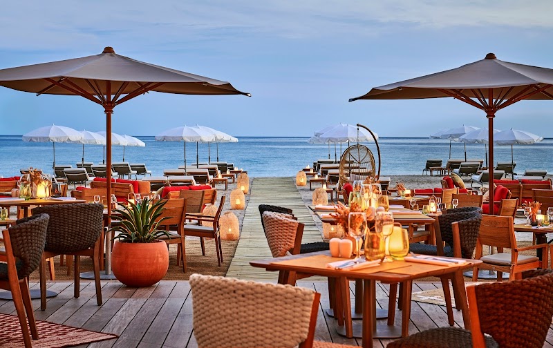 Hôtel Barrière Le Gray d'Albion — Rue d'Antibes / Centre