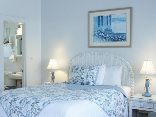 Red Horse Inn — 1.3 km away from Falmouth Woods Hole Cape Cod
