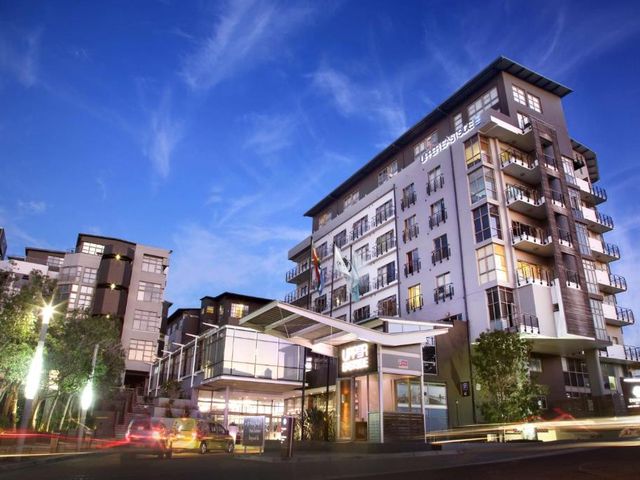 DoubleTree by Hilton Cape Town Upper Eastside — 900 m away from Groote Schuur Hospital