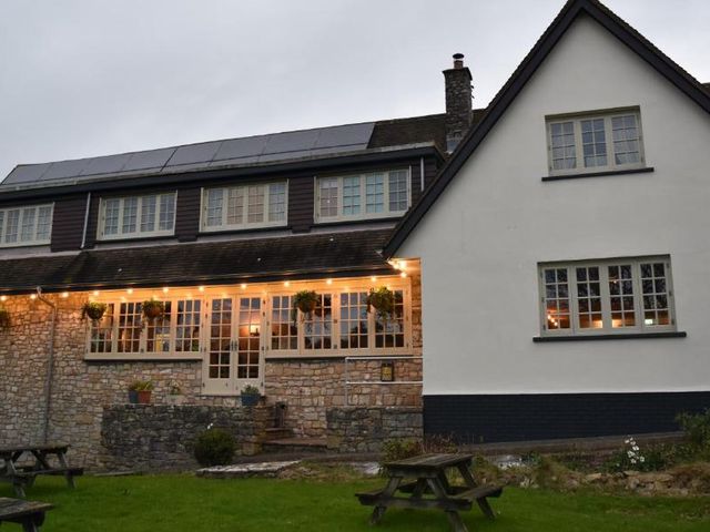 Three Horseshoes Country Inn — 3 km from the airport