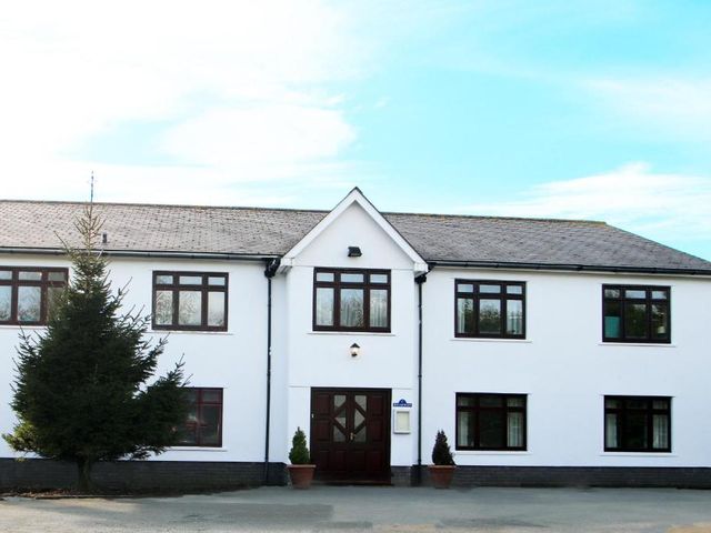 Vale Park Hotel — 1.5 km from the airport