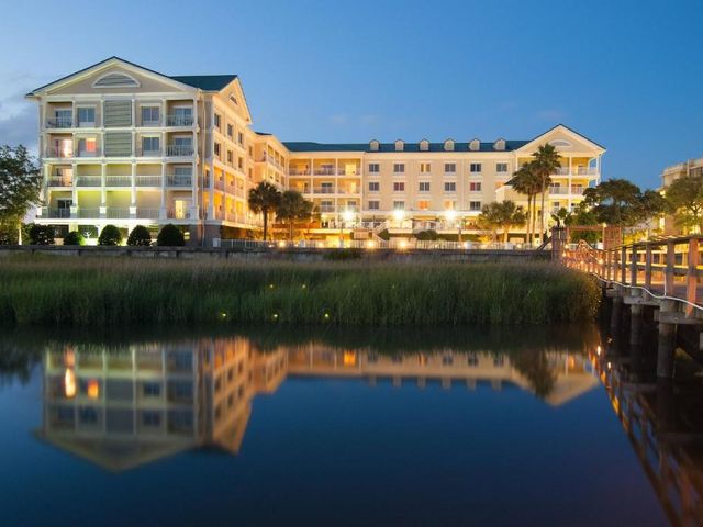 Courtyard Charleston Waterfront — 500 m away from Medical University of South Carolina