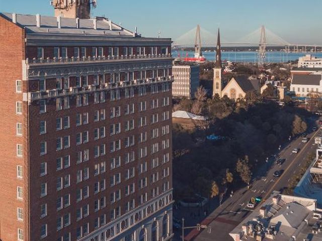 Francis Marion Hotel — 1.4 km away from Medical University of South Carolina
