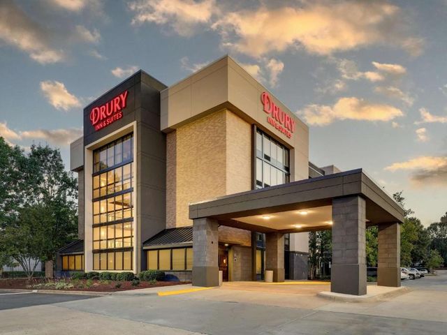 Drury Inn & Suites Charlotte University Place — 2.3 km away from UNC Charlotte