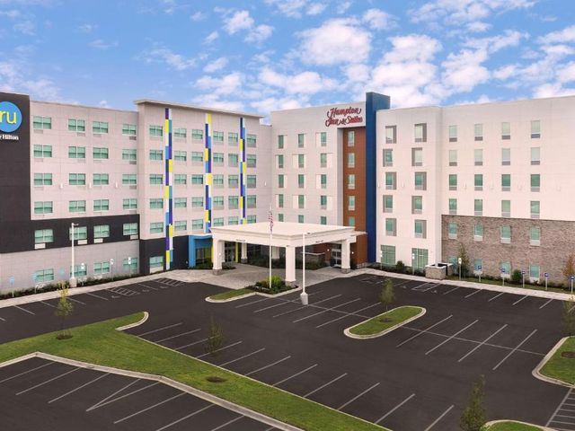 Hampton Inn & Suites Charlotte Airport Lake Pointe — 3.3 km from the airport