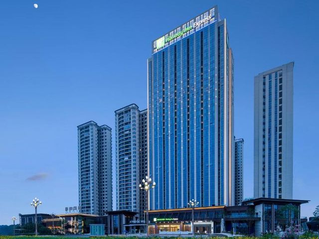 Holiday Inn Express Chengdu Tianfu Airport Zone by IHG — 7 km from the airport