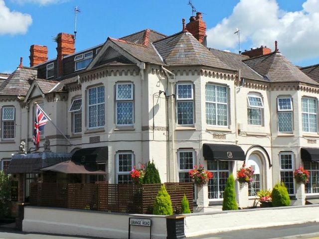 Brookside Hotel & Residents Bar — 3 km away from Chester Zoo