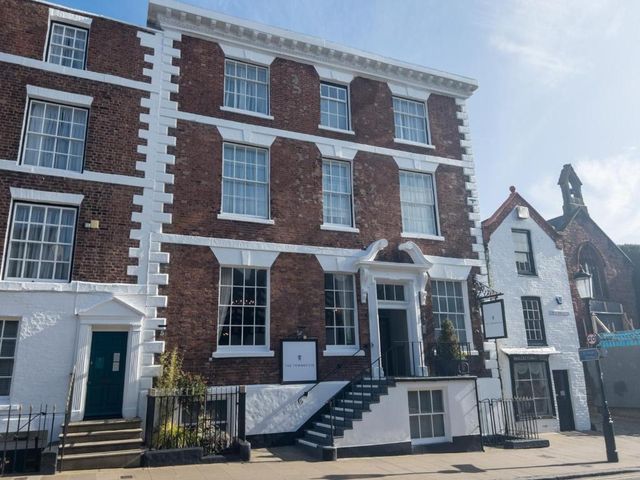 The Townhouse Chester — 300 m away from Chester Rows