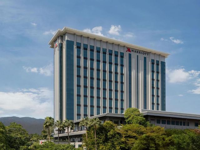 Chiang Mai Marriott Hotel — 100 m away from Night Bazaar Chiang Mai