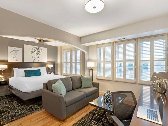 Best Western Plus Hawthorne Terrace Hotel — 1 km away from Wrigley Field