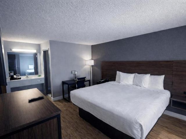 Chicago Lakeshore Hotel — 2.2 km away from University of Chicago