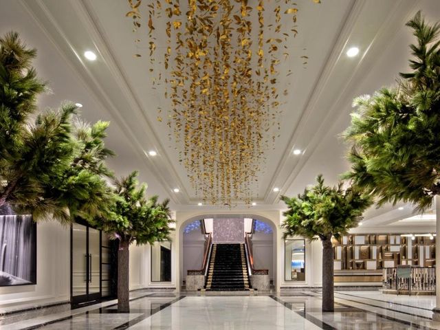Four Seasons Chicago — 400 m away from Ann and Robert H. Lurie Children's Hospital of Chicago