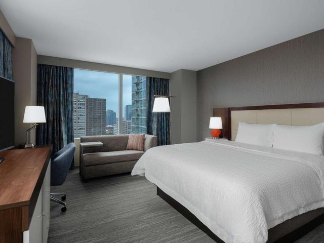 Hampton Inn Chicago McCormick Place — 900 m away from Microsoft Ignite