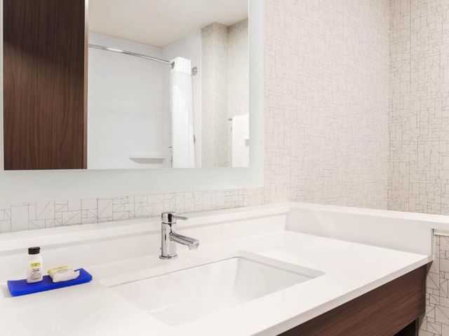 Holiday Inn Express & Suites Chicago O'Hare Airport by IHG — 2.9 km from the airport