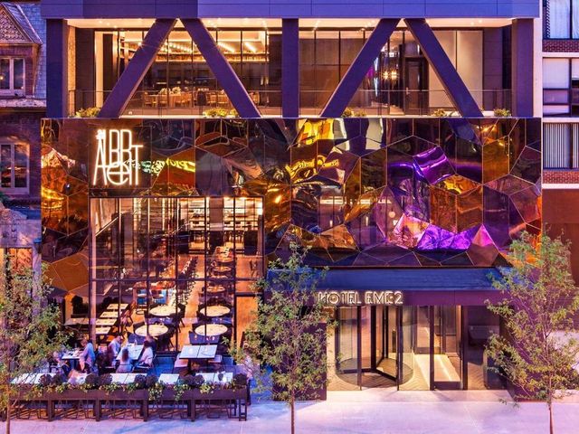 Hotel EMC2, Autograph Collection — 1 km away from Navy Pier