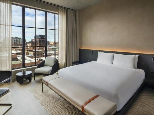 Nobu Hotel Chicago — 2.1 km away from United Center