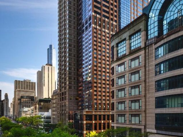 Omni Chicago Hotel — 50 m away from Magnificent Mile
