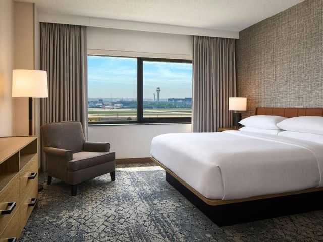 Sheraton Suites Chicago O'Hare — 2.8 km from the airport
