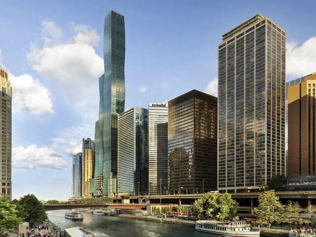 Swissotel Chicago — 900 m away from Navy Pier