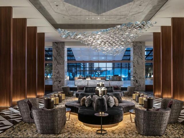 The Ritz-Carlton, Chicago — 350 m away from Northwestern Memorial Hospital
