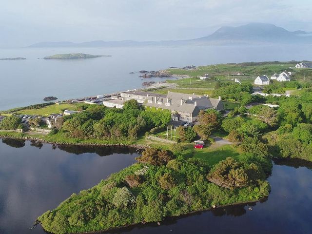 Renvyle House Hotel & Resort — 9.1 km away from Kylemore Abbey Connemara
