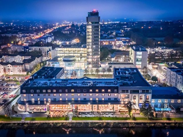 The Kingsley Hotel — 5.8 km from the airport