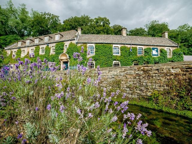 The Swan Hotel — 350 m away from Bibury Arlington Row
