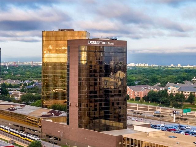 DoubleTree by Hilton Hotel Dallas Campbell Centre — 2.6 km away from SMU