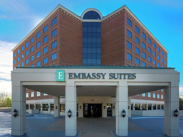 Embassy Suites by Hilton Dallas-Love Field — 1.6 km away from Dallas Love Field