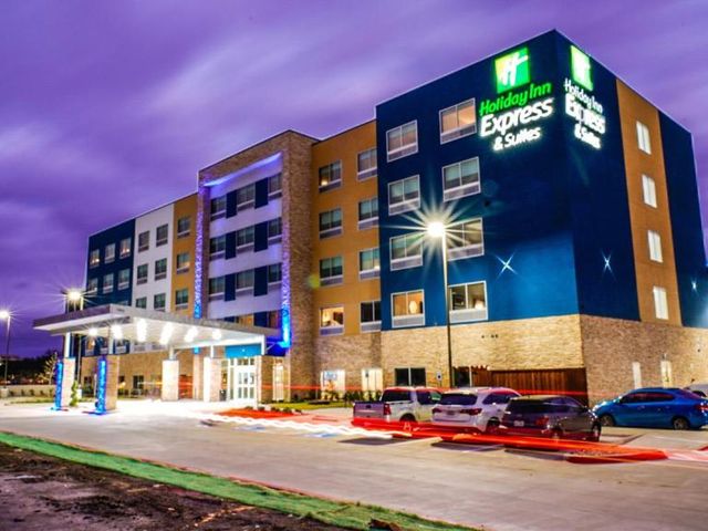Holiday Inn Express & Suites - Dallas Market Center by IHG — 3.6 km away from Dallas Love Field
