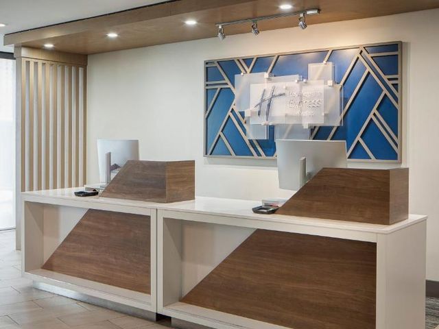 Holiday Inn Express Dallas Market Center by IHG — 1.2 km away from UT Dallas