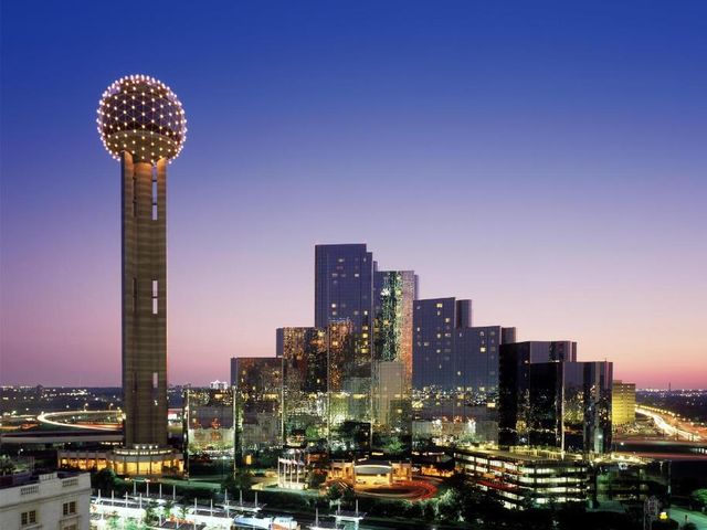 Hyatt Regency Dallas — 400 m away from Sixth Floor Museum
