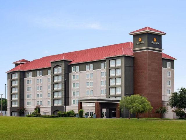 La Quinta by Wyndham Arlington North 6 Flags Dr — 1.9 km away from Globe Life Field