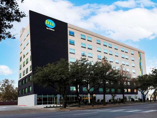 Tru By Hilton Dallas Market Center — 2.2 km away from UT Dallas