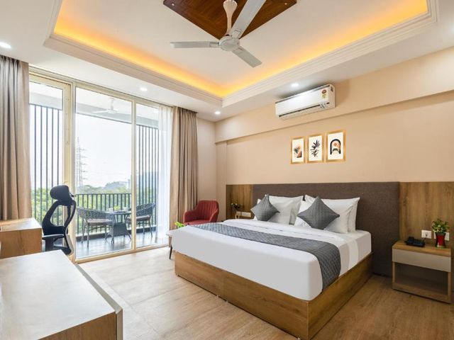 Limewood Signature - Huda City Centre — 150 m away from Fortis Memorial Research Institute