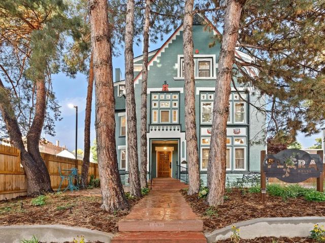 Flora House Denver — 6.9 km away from University of Denver