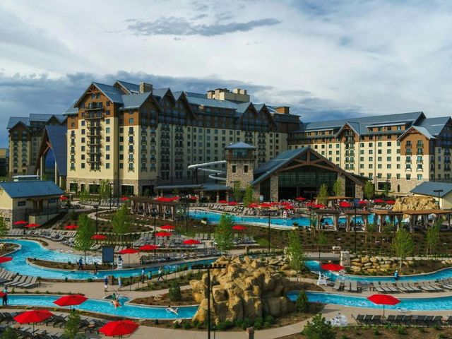 Gaylord Rockies Resort & Convention Center — 6.9 km from the airport