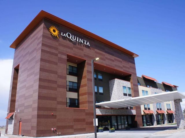 La Quinta Inn & Suites by Wyndham Littleton-Red Rocks — 7.6 km away from Red Rocks Amphitheatre