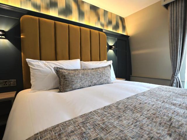 The Maiden City Hotel — 400 m away from Peace Bridge Derry