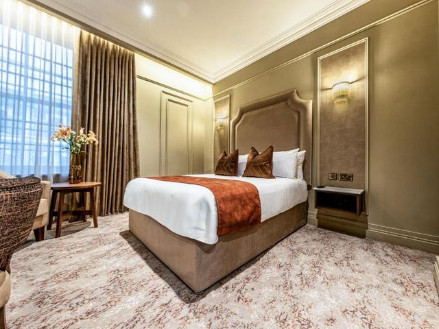 Walled City Hotel — 400 m away from Peace Bridge Derry