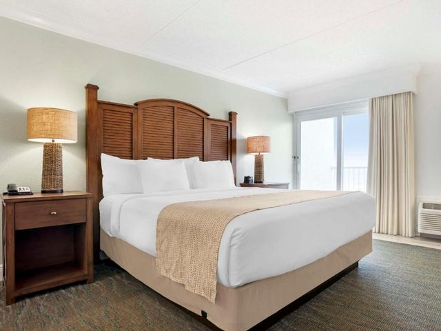 Best Western on the Beach — 500 m away from Hangout Music Festival