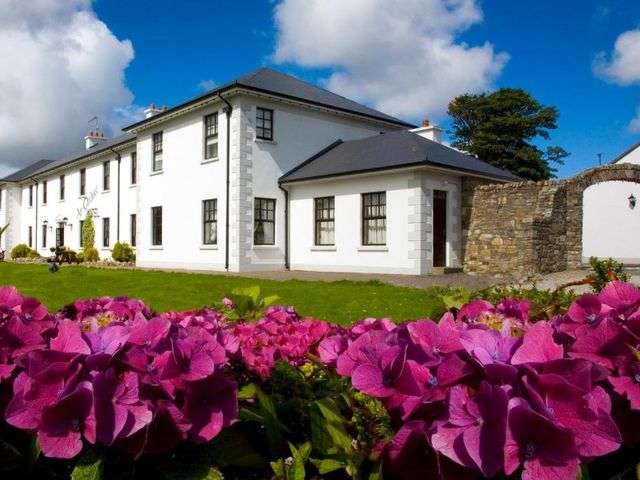 An Chúirt Hotel, Gweedore, Donegal — 14.7 km away from Glenveagh National Park Donegal