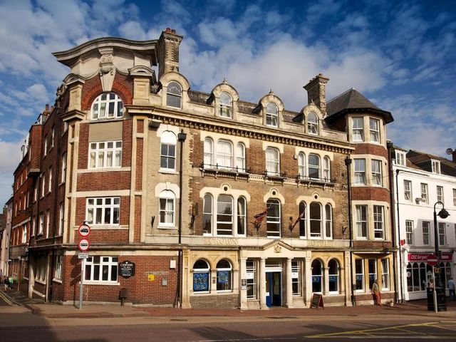 The Crown Hotel — 4.3 km away from Chesil Beach Dorset