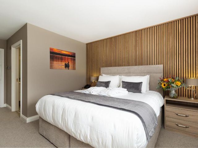 Castle Varagh Hotel & Bar — 18.5 km away from Body and Soul Festival