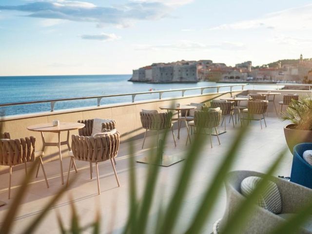 Hotel Excelsior — 1 km away from Old Town City Walls