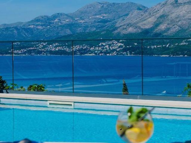 Hotel Seventh — 3.9 km from the airport