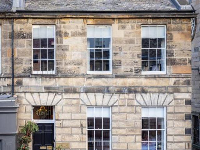 Eleven Stafford Street Townhouse — 400 m away from EICC