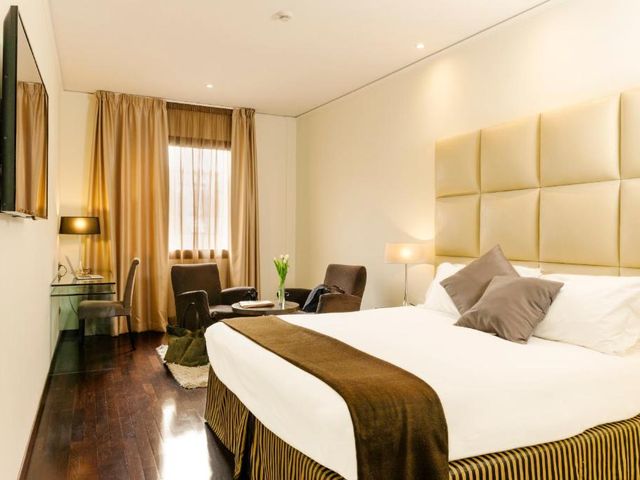 Cosmopolitan Hotel — 1.2 km from the airport