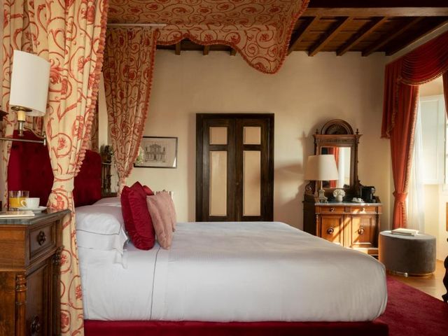 Loggiato Dei Serviti — 200 m away from University of Florence