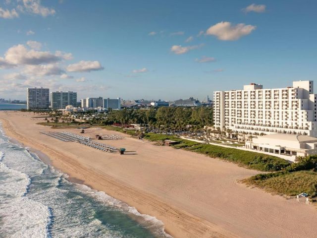 Fort Lauderdale Marriott Harbor Beach Resort & Spa — 450 m away from Tortuga Music Festival